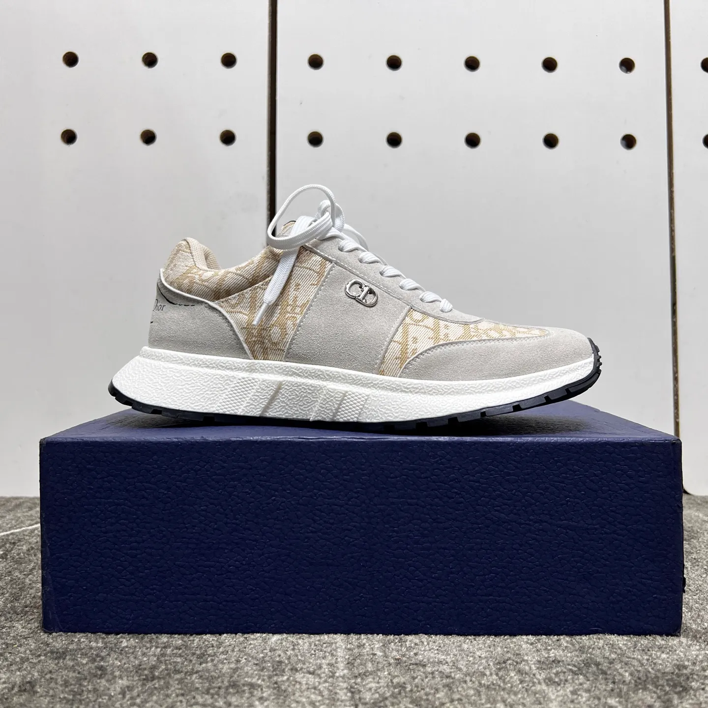 Factory price: 438💰【DIAo·Dior】Original quality.~ Unique modern style sneakers. 🏃A must-have casual shoe for trendy men😍😍 Original brand imported from Italy, imported original leather, sheep lining (refuses to discolor and grind feet) Sole: Original sole provided by the original factory, French lazy style design ⚠️Fit to the feet, original quality, super comfortable original sole. It’s like shooting the real thing 🎬The real thing is better, high-quality sneakers, size: 38-44, custom-made 45